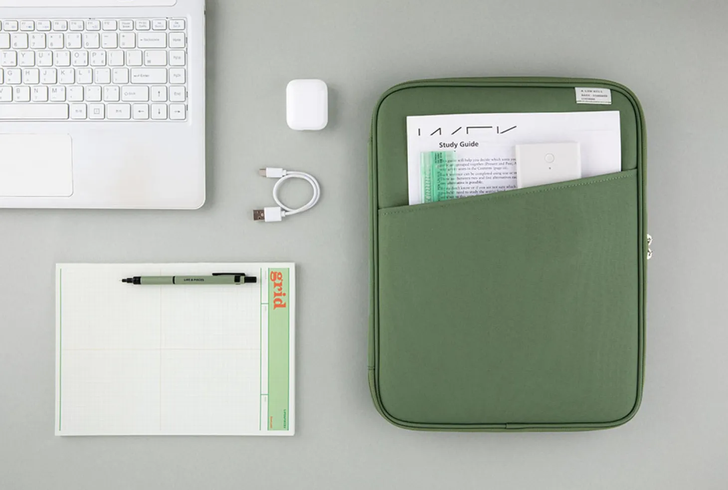 A Low Hill Basic 13 in. Pouch