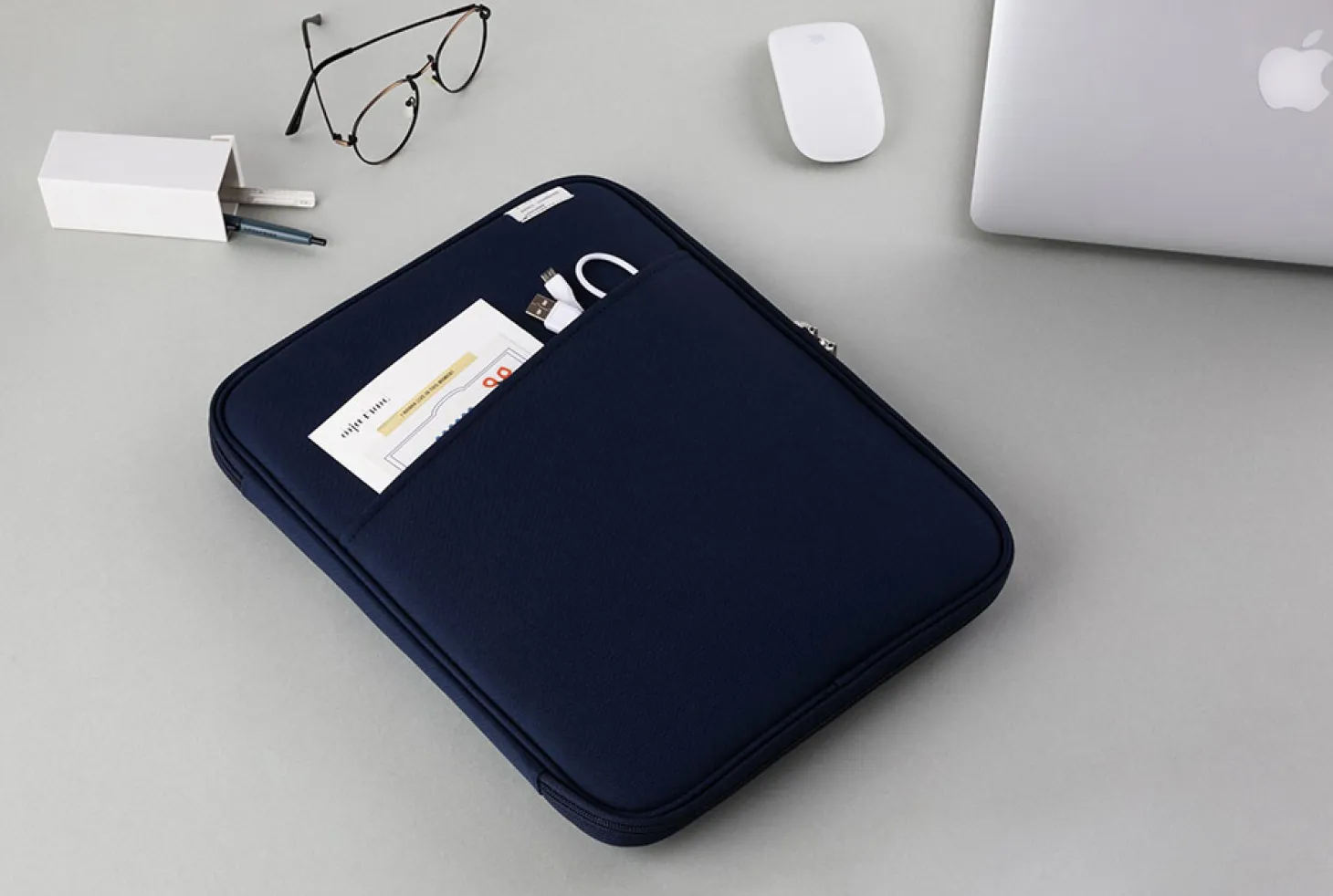 A Low Hill Basic 13 in. Pouch