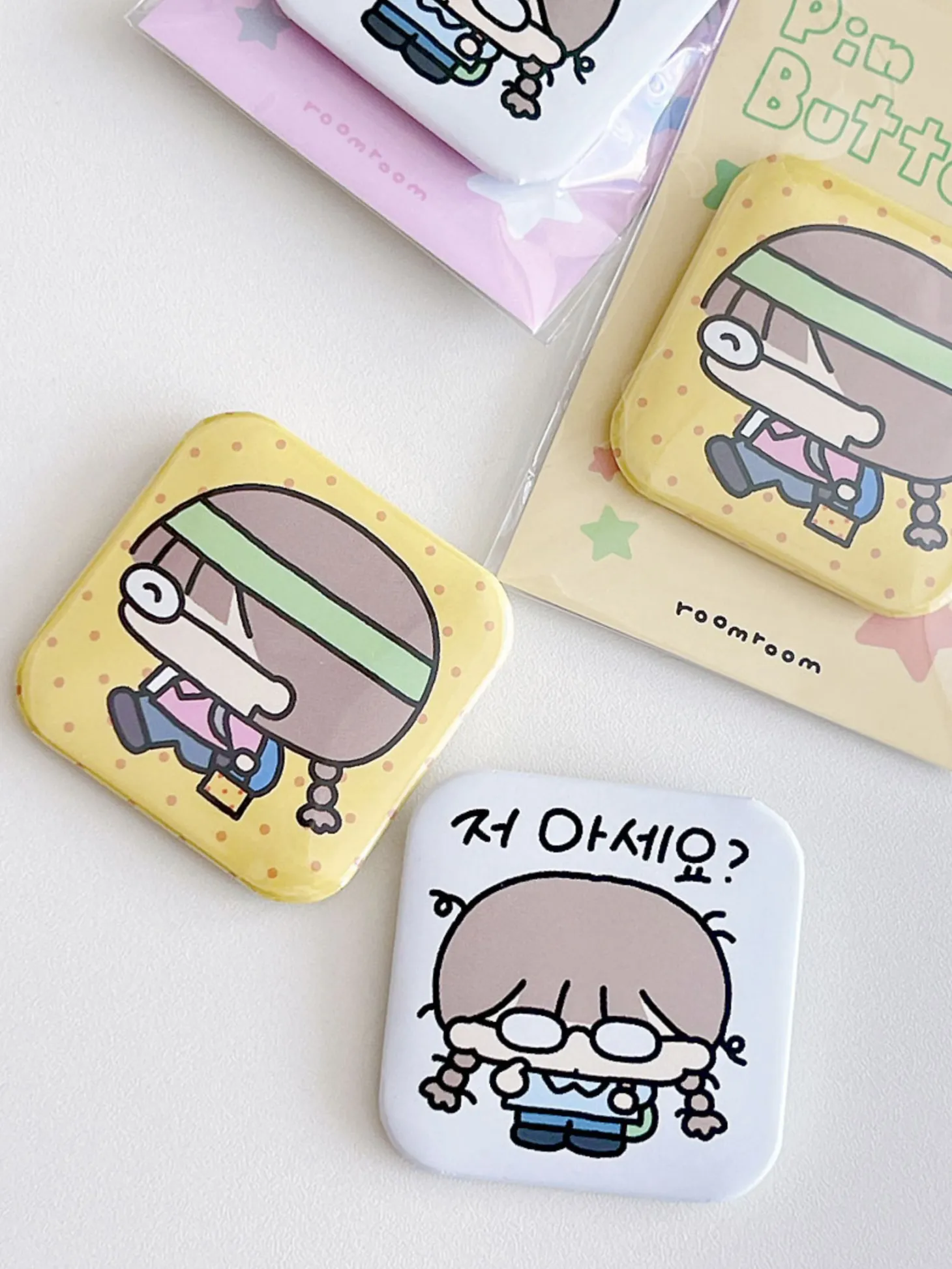 Hodu Girl Square Button Pin